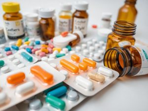 Pastile si sticla cu medicamente.